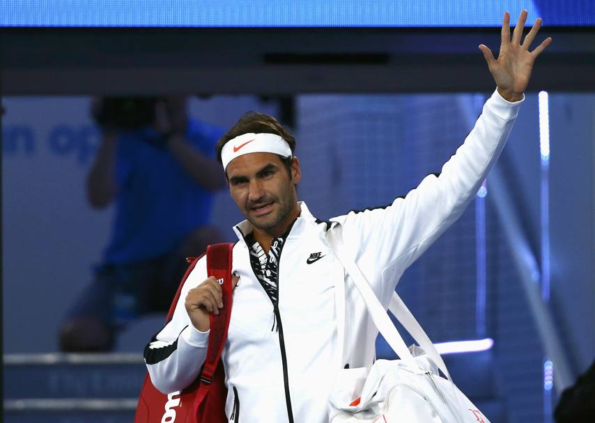 Federer al suo arrivo al campo (Reuters)